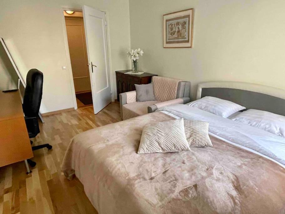 Huoneisto Cosy Small Apartment, Free Parking, Near Old Town
